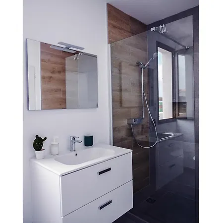 Maar House 3* לאחארס